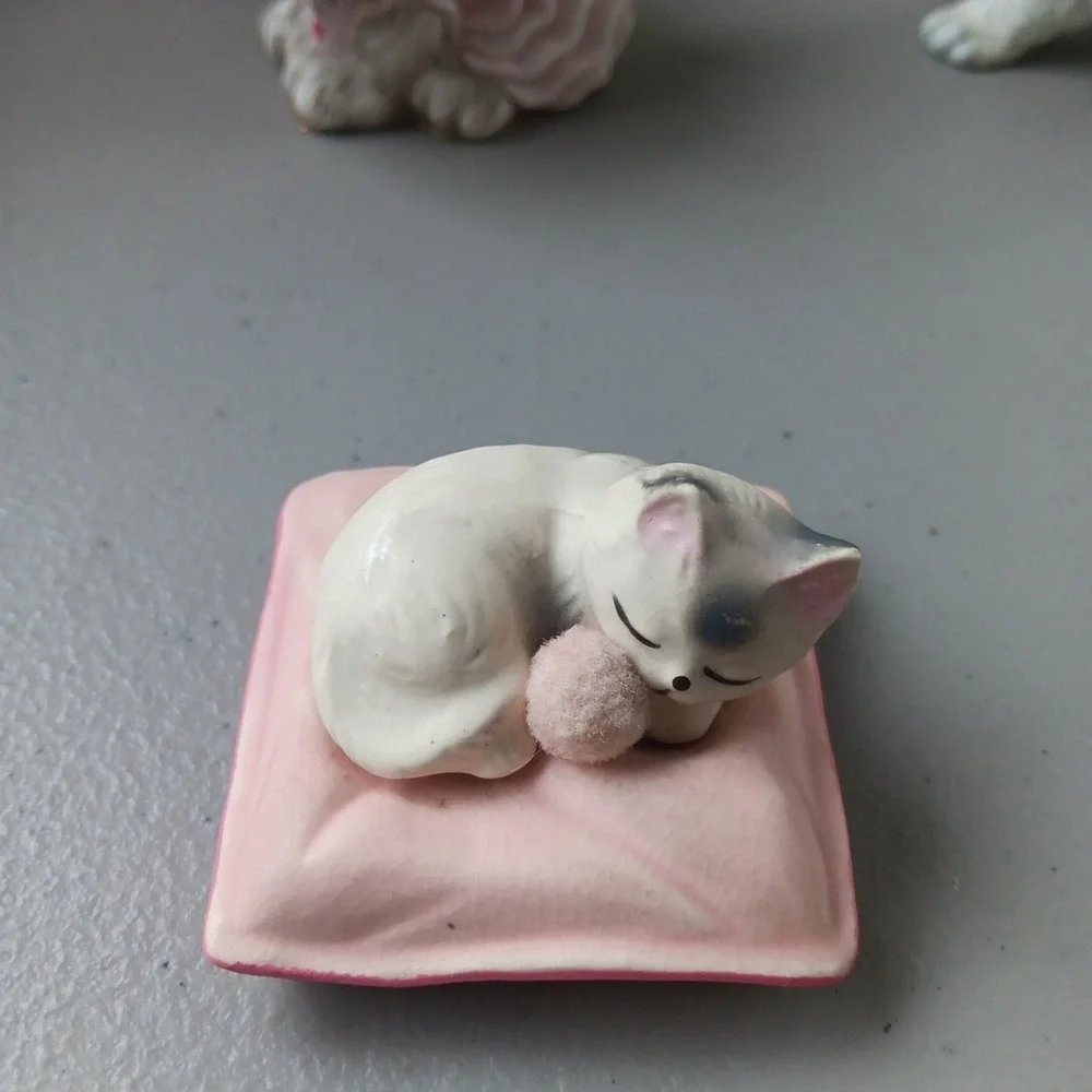6‎ White Porcelain Ceramic Kitty Cat with Heart & Flower Neck Bow Vintage MCM